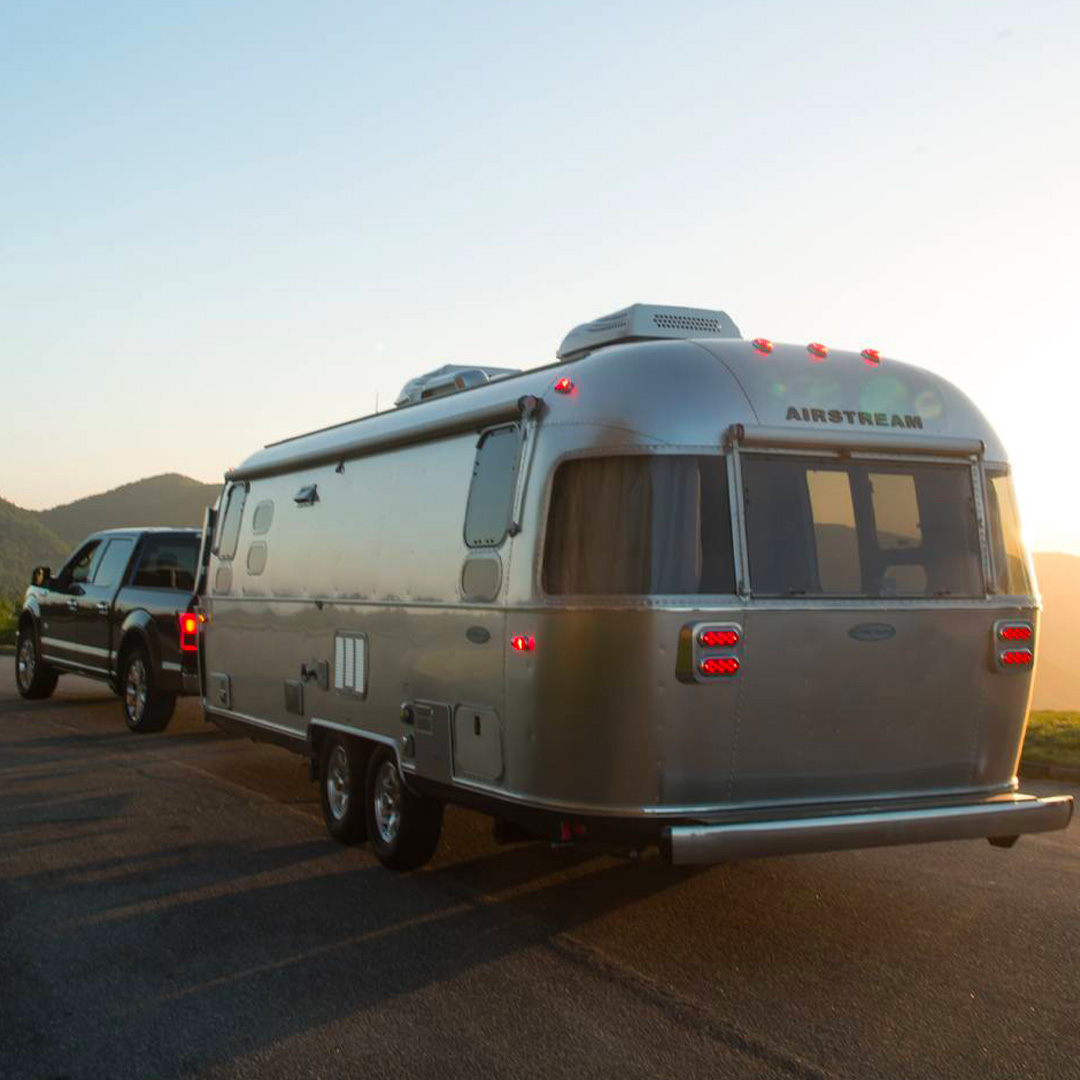 Airstream Flying Cloud on the Move